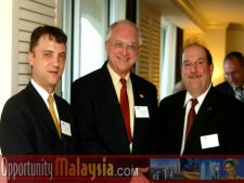 Group photo taken in the penthouse suite at the Atlantic hotel in Fort Lauderdale. Thomas Bernthaler, Larry van Dusseldorp and Carlos BanksFrom left to right:  Thomas Bernthaler, CIO of Digital Media Network, Larry van Dusseldorp, President of Magnum and Carlos Banks, MALAYSIA AIRLINES.  