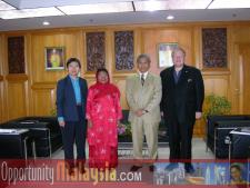 Meeting with Chief Minister of TerengganuBoni Chuah, Commercial Attache', Rosnah Majid, CEO - Electronic Business Management Sdn Bhd, Dato' Seri Idris Jusoh, Chief Minister of Terengganu, Bernhard Schutte, Chairman of Asia Committee USA