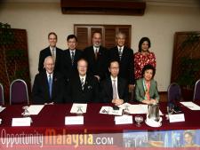 Press Conference and Briefing by Deputy Minister of International Trade and Industry.Bottom: Dr. Ray Ferrero, President of Nova Southeastern University, Bernhard Schutte, Chairman of Asia Committee USA, Dato' Mah Siew Keong, Deputy Minister of International Trade and Industry

Top: William Zarit, US Senior Commerical Officer, Jim Tarlon, CEO of Broward Alliance
