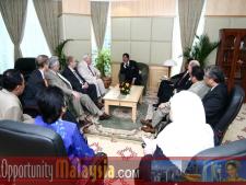 Meeting with Minister of Higher EducationCaptain Winston Scott, Executive Director of Florida Space Authority, Ken Haiko, Vice Chair of Florida Space Authority, Bernhard Schutte, Chairman of Asia Committee USA, (DMNI), Dato' Rosnah Majid, CEO of Electronic Business Management (EBM), Dr.H.Wells Singleton, Education Provost/Univ. Dean of Nova Southeastern University,  Dato' Dr. Haji Shafie Haji Mohd Salleh, Minister of Higher Education, William Zarit, US Senior Commerical Officer, Dr. Ray Ferrero, President of Nova Southeastern University 
