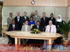 Meeting with the Minister of Higher EducationCaptain Winston Scott, Executive Director of Florida Space Authority, Ken Haiko, Vice Chair of Florida Space Authority, Bernhard Schutte, Chairman of Asia Committee USA, (DMNI), Dato' Rosnah Majid, CEO of Electronic Business Management (EBM), Dr.H.Wells Singleton, Education Provost/Univ. Dean of Nova Southeastern University,  Dato' Dr. Haji Shafie Haji Mohd Salleh, Minister of Higher Education, William Zarit, US Senior Commerical Officer, Dr. Ray Ferrero, President of Nova Southeastern University 
