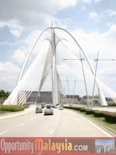 Seri Wawasan Bridge in PutrajayaThis is a cable-stayed bridge which is a landmark in Putrajaya. Being the main link between Precinct 2 at the Core Island and the residential area of Precinct 8, the Seri Wawasan will be an important link to the Mixed Development Precinct. Categorized as a 'signature bridge' the Seri Ehsan is also an important utility link between Precinct 8 and the Core Island.
