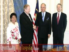 Bernhard Schutte has an official handshake with Deputy Prime Minister Datuk Seri Najib Tun RazakDato' Rosnah Majid, CEO of Electronic Business Management (EBM), Bernhard Schutte, Chairman of Asia Committee USA, Deputy Prime Minister Datuk Seri Najib Tun Razak, Ambassador Christopher LaFleur 