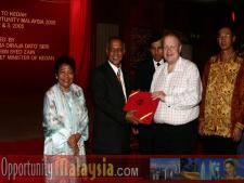 Bernhard Schutte accepts a gift from the Chief Minister of KedahDato' Rosnah Majid, CEO of Electronic Business Management (EBM), Dato' Seri Syed Razak bin Syed Zain, Chief Minister of Kedah, and Bernhard Schutte, Chairman of Asia Committee USA
