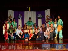 Dinner Reception Hosted by MATRADE-Participants join the onstage performersParticipants join the onstage festive