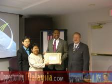 Captain Winston Scott accepts a gift from Dato' Rosnah MajidBoni Chuah, Commercial Attache in KL, Dato' Rosnah Majid, CEO of Electronic Business Management (EBM), Captain Winston Scott, Executive Director of the Florida Space Authority, Bernhard Schutte, Chairman of Asia Committee USA.
