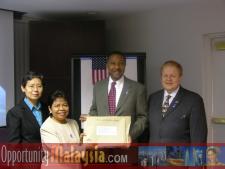 Captain Winston Scott accepts a gift from Dato' Rosnah MajidBoni Chuah, Commercial Attache in KL, Dato' Rosnah Majid, CEO of Electronic Business Management (EBM), Captain Winston Scott, Executive Director of the Florida Space Authority, Bernhard Schutte, Chairman of Asia Committee USA.