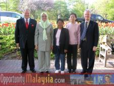 Meeting with Joseph
Kaesshaefer the new Commercial Councelor for Kuala Lumpur, MalaysiaBernhard Schutte, Chairman of Asia Committee USA, Dr. Zahratul Kamar Mahmud, Director of Malaysian Students Department
Embassy of Malaysia in Washington DC, Dato' Rosnah Majid, CEO of Electronic Business Management (EBM), Boni Chuah, U.S. Commerical Attache in KL, and Joseph
Kaesshaefer, Commercial
Counselor in KL